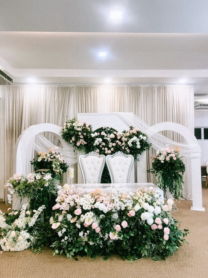 Pelamin De Zahra dihiasi bunga putih dan kehijauan