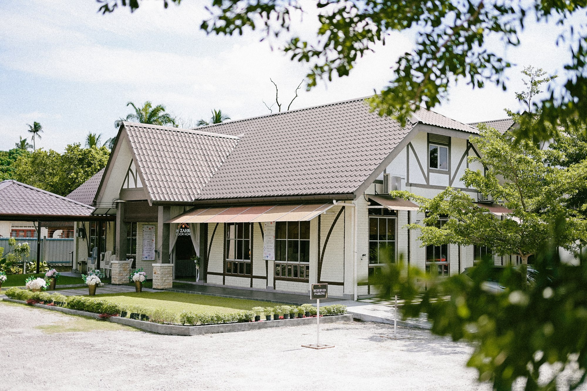 Bangunan De Zahra Tudor Home dengan seni bina Tudor dan persekitaran hijau